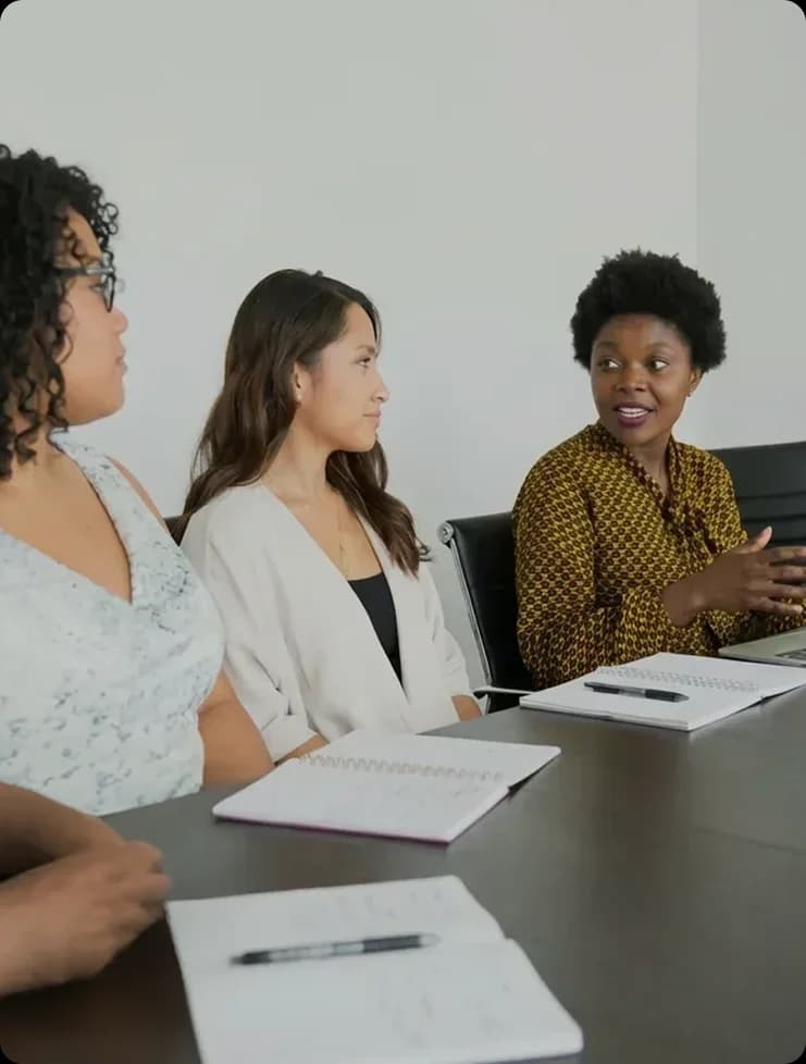 Professionnels de santé discutant d'une formation gratuite à l'avortement médicamenteux destinée aux prestataires.