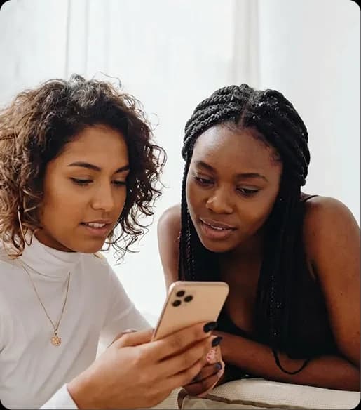 Professionnels de santé discutant ensemble du matériel de formation sur l'avortement médicamenteux lors d'une session d'apprentissage en ligne.