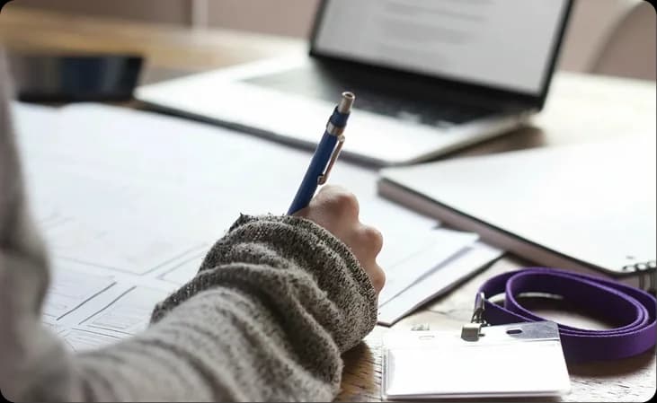 Ordinateur portable affichant le contenu d'un cours en ligne sur l'avortement médicamenteux, avec un cahier et un stylo pour étudier.